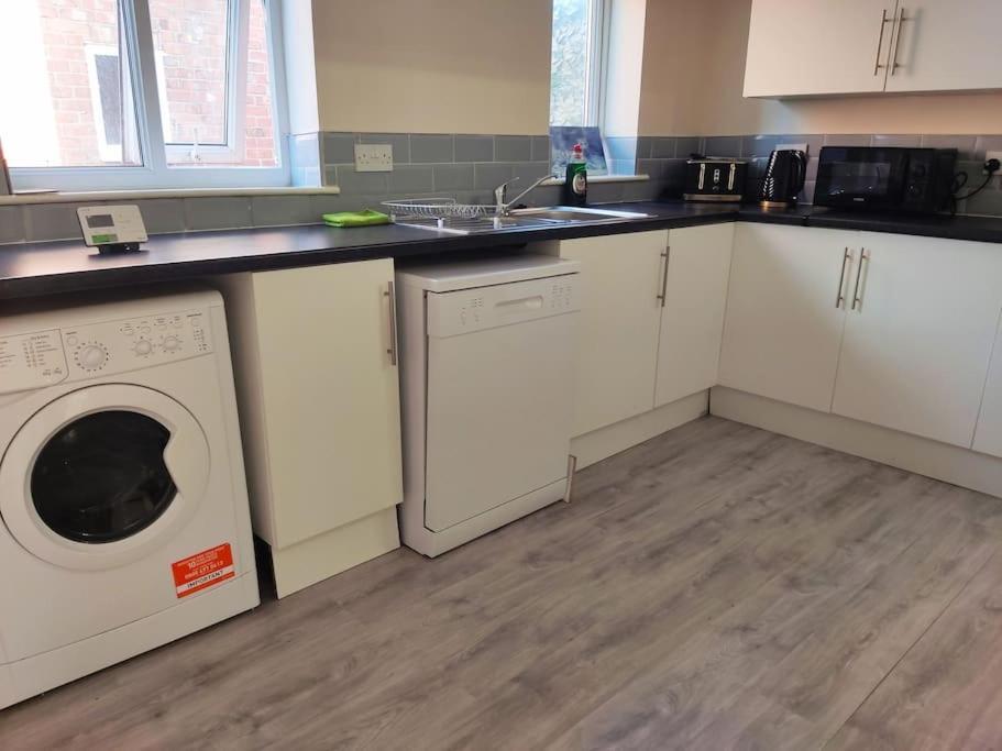Cheerful 2-Bedroom Home With Off Street Parking Μπλάκπουλ Εξωτερικό φωτογραφία