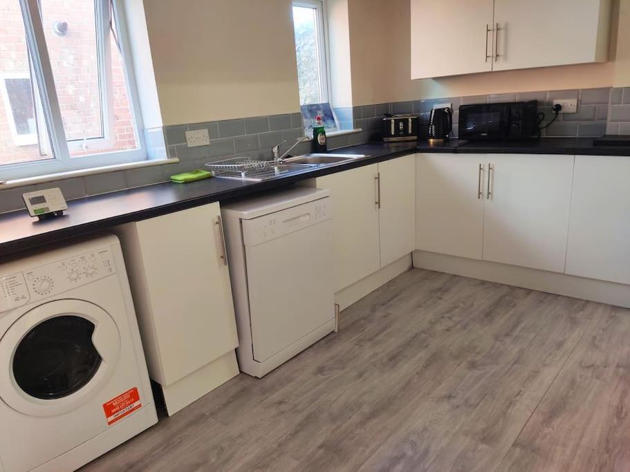Cheerful 2-Bedroom Home With Off Street Parking Μπλάκπουλ Εξωτερικό φωτογραφία